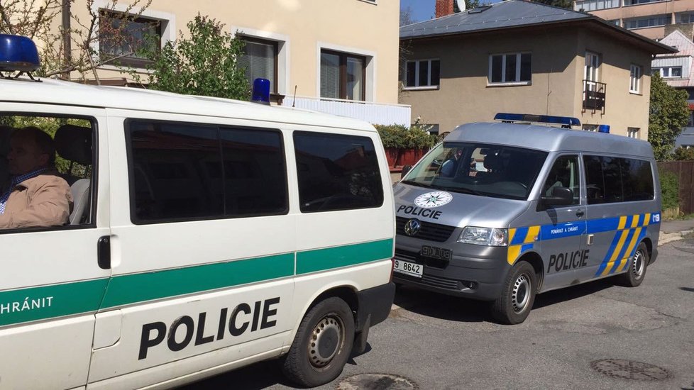 Pod okny jednoho z domů v Krči se zřejmě zastřelil muž. Policie případ vyšetřuje.