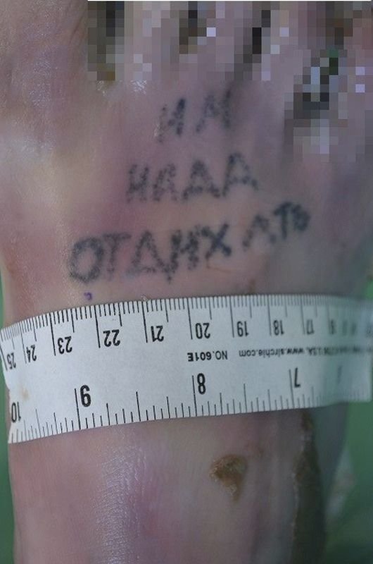 Policie pátrá po totožnosti neznámého muže, na nohách měl dva nápisy azbukou v ukrajinštině.