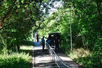 U Plzeňské v parku našli mrtvolu muže. Policie zjišťuje okolnosti úmrtí