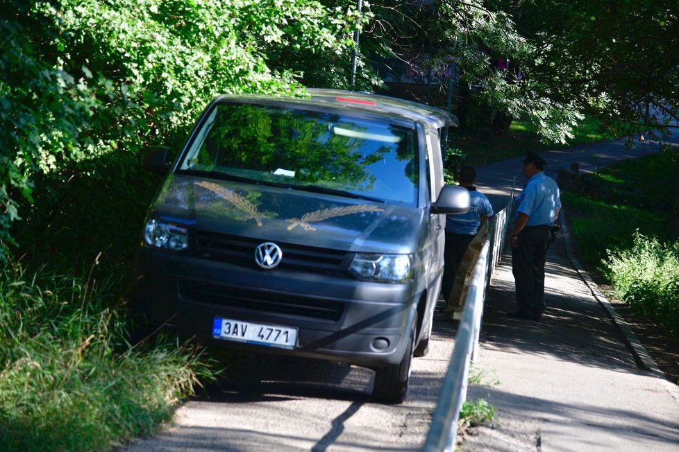 Mrtvý asi padesátiletý muž byl nalezen dnes ráno poblíž Plzeňské ulice v parku.