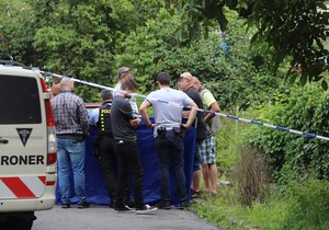 Tělo mrtvého muže našli policisté v potoce v pražských Lysolajích. (1. 9. 2021)