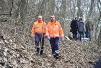 Mrtvola v lese: V pražském Suchdole našli mužské tělo