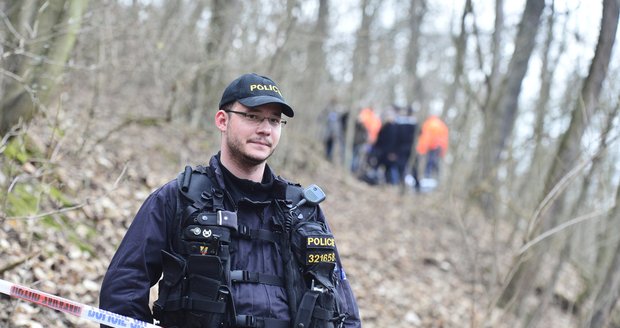 Záhadné úmrtí na Mladoboleslavsku: U cesty našli mrtvolu, vedle ní těžce zraněného