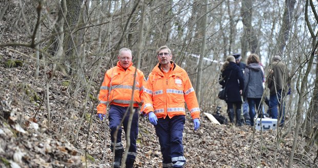 Mrtvola v lese: V pražském Suchdole našli mužské tělo