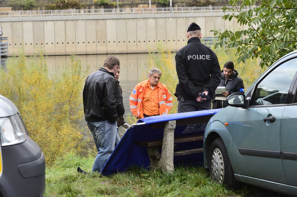 Vltava v pražské Troji vydala tělo mrtvého muže