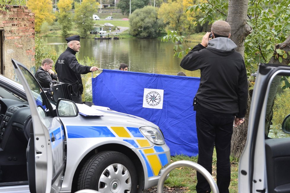 Vltava v pražské Troji vydala tělo mrtvého muže