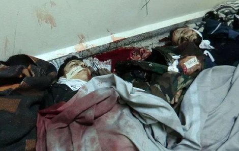 Otřesný pohled na zmasakrovaná těla obyvatel syrského Homsu, který je centrem povstání proti prezidentu Asadovi. Celkem tam za jedinou noc zahynulo 340 osob, mezi nimi ženy a děti, a 1300 dalších bylo zraněno.