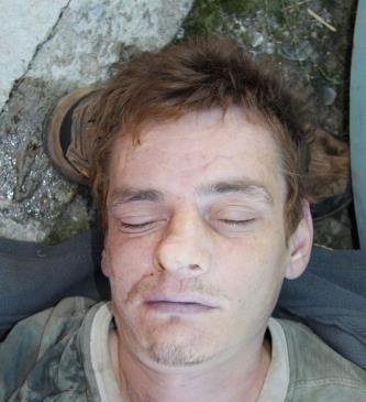 Ve Starém Městě našli tělo neznámého muže. Policie žádá o pomoc s jeho identifikací