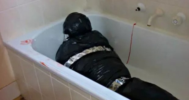 Mrtvá stařenka dál platila účty: Tělo našli po 15 letech ve vaně!