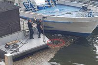 Mrtvola mezi odpadky ve Vltavě: Tělo z vody vytáhli policejní potápěči
