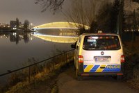 Mrtvola ve Vltavě! Kriminalisté u Trojského mostu vyšetřovali, co se muži stalo