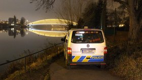 Policisté vyšetřují nález mrtvoly muže ve Vltavě.