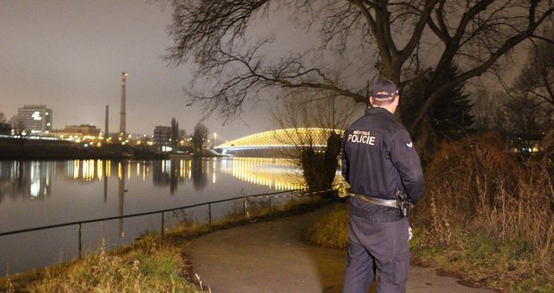 Policisté vyšetřují nález mrtvoly muže ve Vltavě.