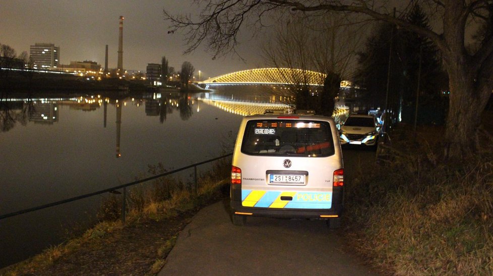 Policisté vyšetřují nález mrtvoly muže ve Vltavě.