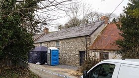 Dům, kde byla mrtvola ženy nalezená. Chatrč leží ve městě Aberaeron ve Walesu