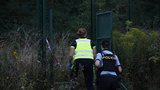 Hrůzný nález na Spojovací v Praze: V trávě pod billboardem byly dvě mrtvoly v rozkladu