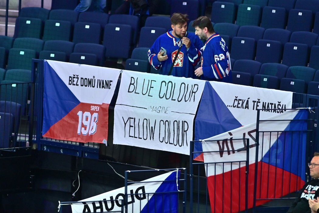 Čeští fanoušci podpořili Ukrajinu i přes zákaz vyvěšovat vlajky států, které se neúčastní MS.