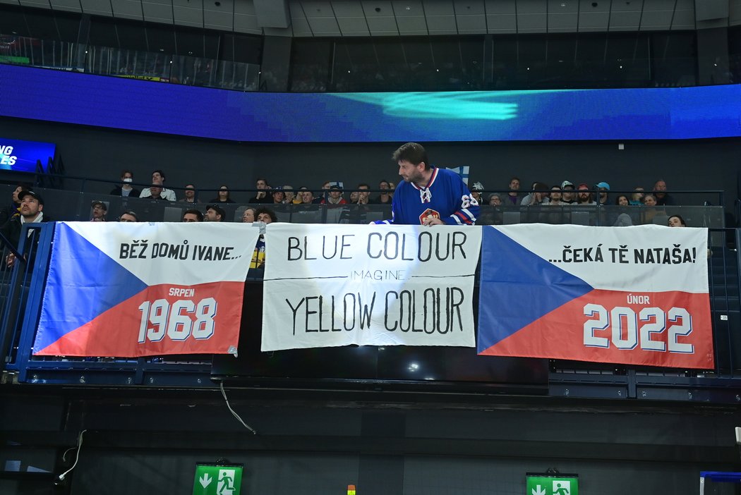 Čeští fanoušci podpořili Ukrajinu i přes zákaz vyvěšovat vlajky států, které se neúčastní MS.