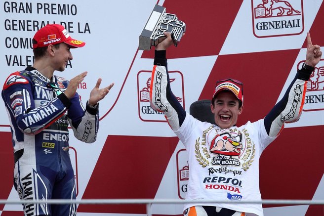 Odstupující mistr světa Jorge Lorenzo tleská svému nástupci Marku Marquezovi