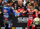 Dva velcí soupeři si podali po kvalifikaci ruce. Vlevo nejrychlejší z tréninku, Toprak Razgatlioglu, v červené kombinéze Alvaro Bautista.