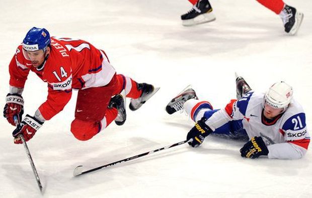 Tomáš Plekanec bojuje při zápase Česká republika vs Norsko na letošním hokejovém šampionátu Tomáš Plekanec bojuje při zápase Česká republika vs Norsko na letošním hokejovém šampionátu
