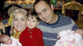 Reham Mosad a Ahmed el-Ashry spolu se svými třemi dětmi.