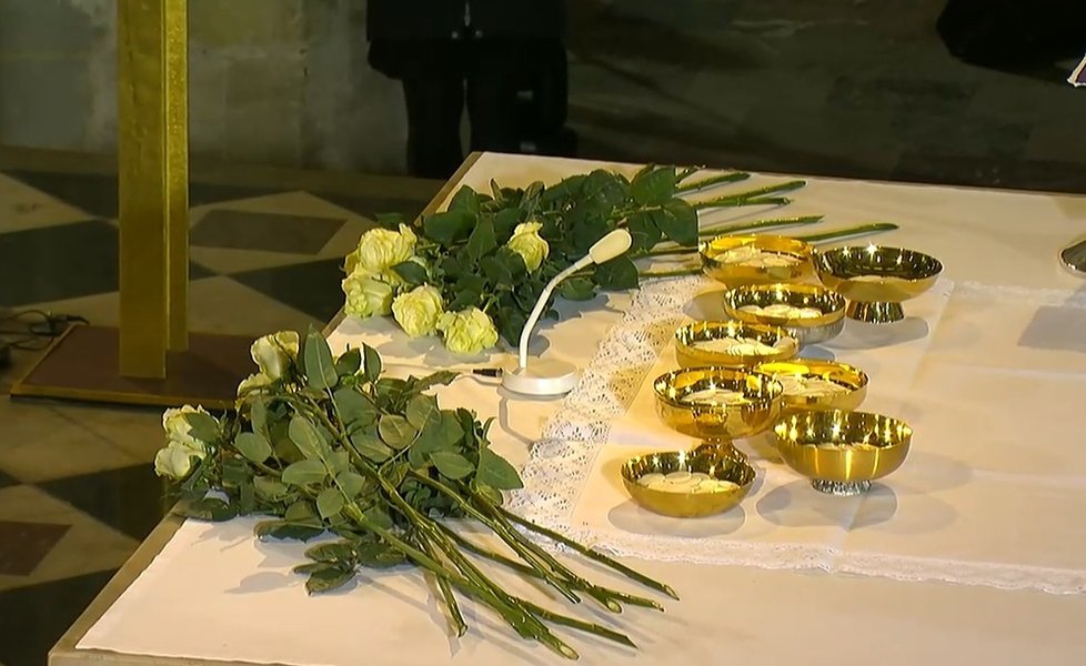 Bohoslužba ve sv. Vítu: Růže za oběti teroru na Filozofické fakultě UK. A jedna i za vraha