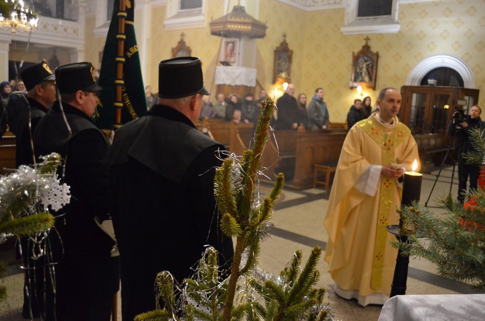 Mše svatá za uhořelé horníky na Štědrý den ve Stonavě.