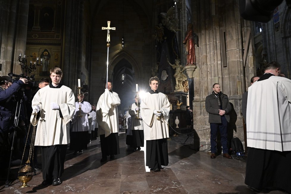 V katedrále sv. Víta začala za účasti Zemana, Babiše i Pavla bohoslužba za vlast