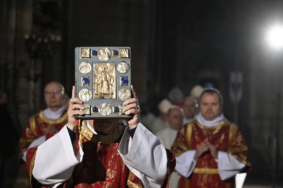 V katedrále sv. Víta začala za účasti Zemana, Babiše i Pavla bohoslužba za vlast