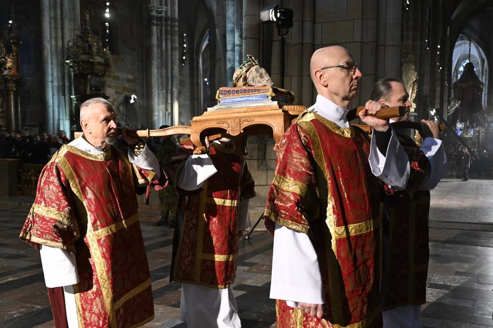 Kandidáti na prezidenta i jejich předchůdce přišli na bohoslužbu za vlast