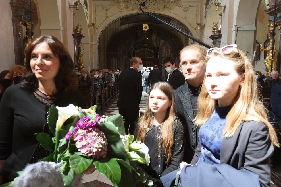 Bára Kodetová s Pavlem Šporclem a rodinou na zádušní mši