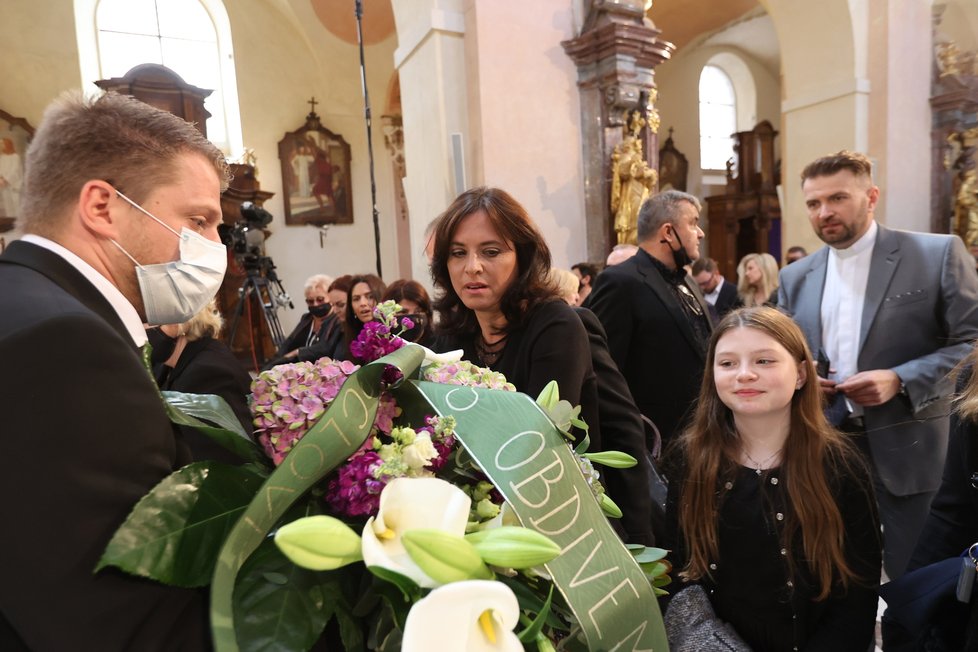 Kára Kodetová s Pavlem Šporcelm a rodinou na zádušní mši