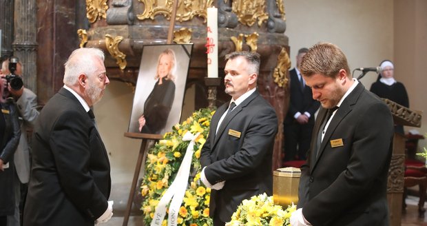 Vdovec Jan Kolomazník se poklonil urně s ostatky Evy Pilarové.