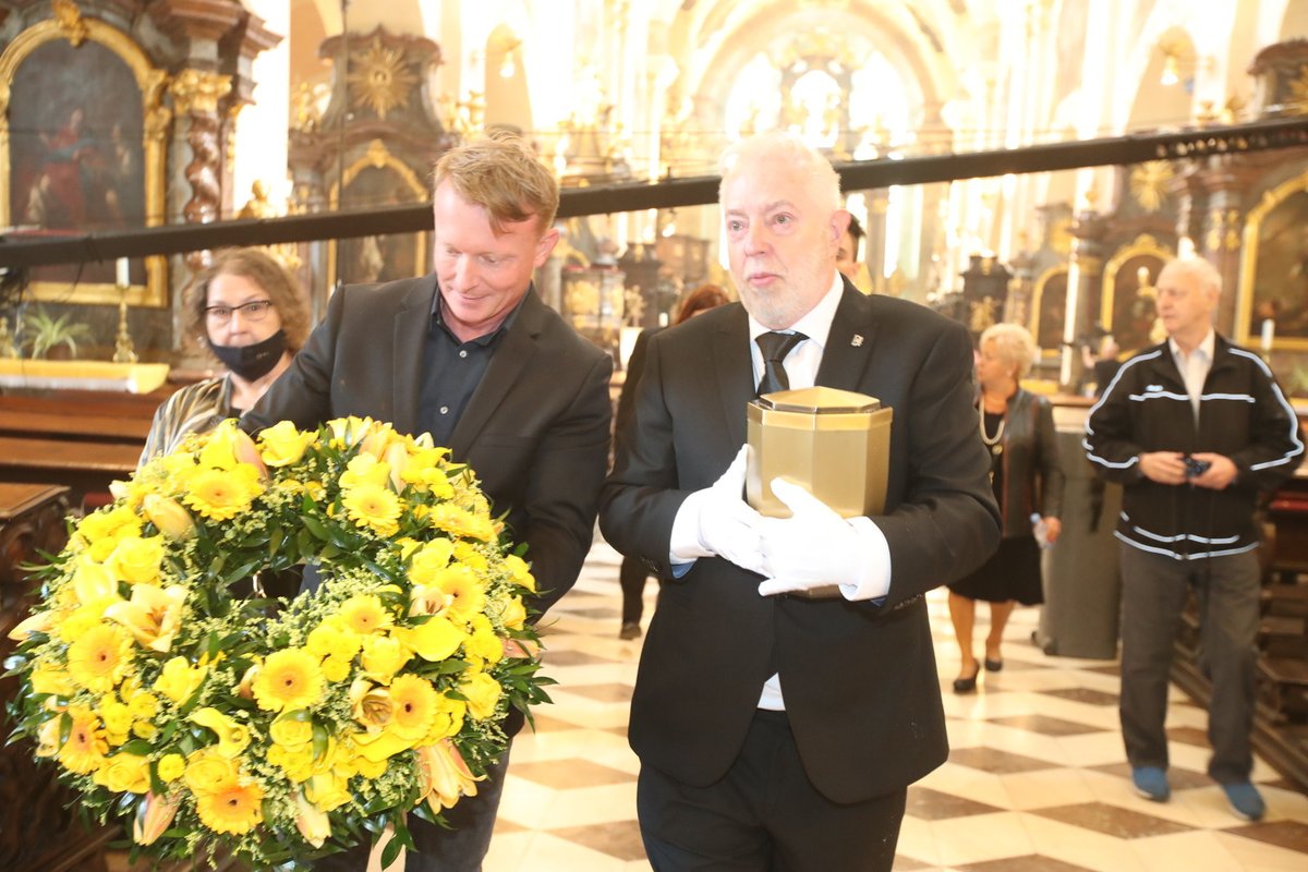 Jan Kolomazník si odvezl ostatky Evy Pilarové v urně s sebou