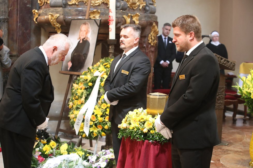 Vdovec Jan Kolomazník se poklonil urně s ostatky Evy Pilarové.