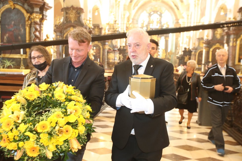 Jan Kolomazník si odvezl ostatky Evy Pilarové v urně s sebou.