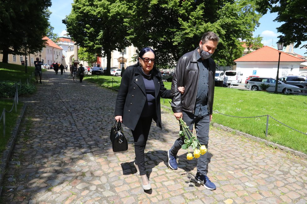 Giovana Roklová se synem Patrikem Roklem před zádušní mší pro Evu Pilarovou