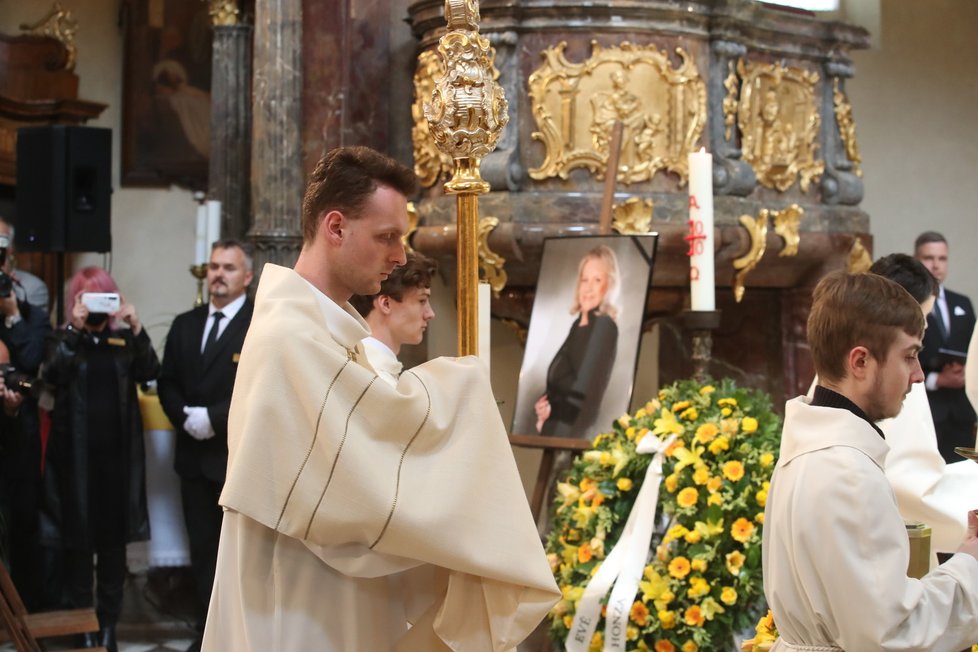 Dojemná zádušní mše za zesnulou zpěvačku Evu Pilarovou