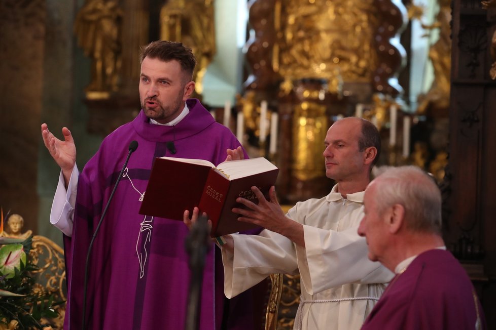 Dojemná zádušní mše za zesnulou zpěvačku Evu Pilarovou