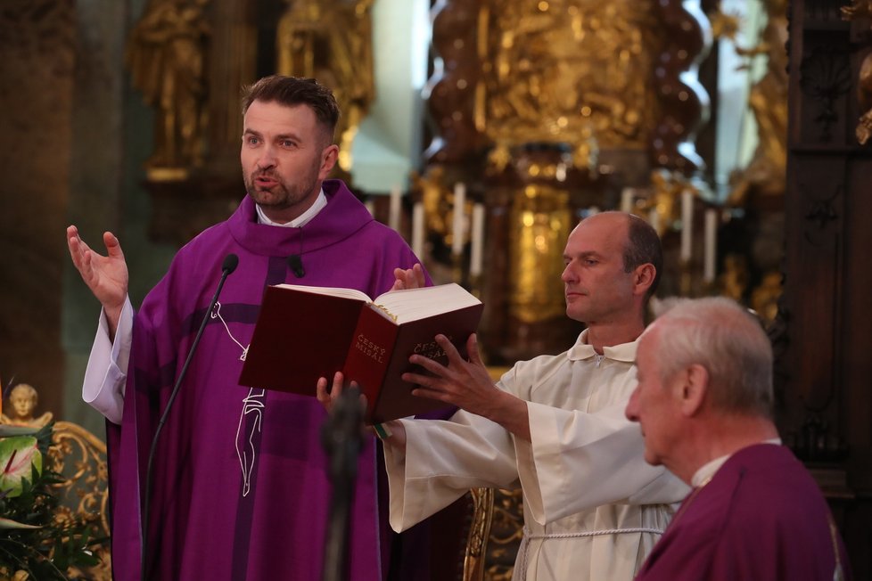 Dojemná zádušní mše za zesnulou zpěvačku Evu Pilarovou