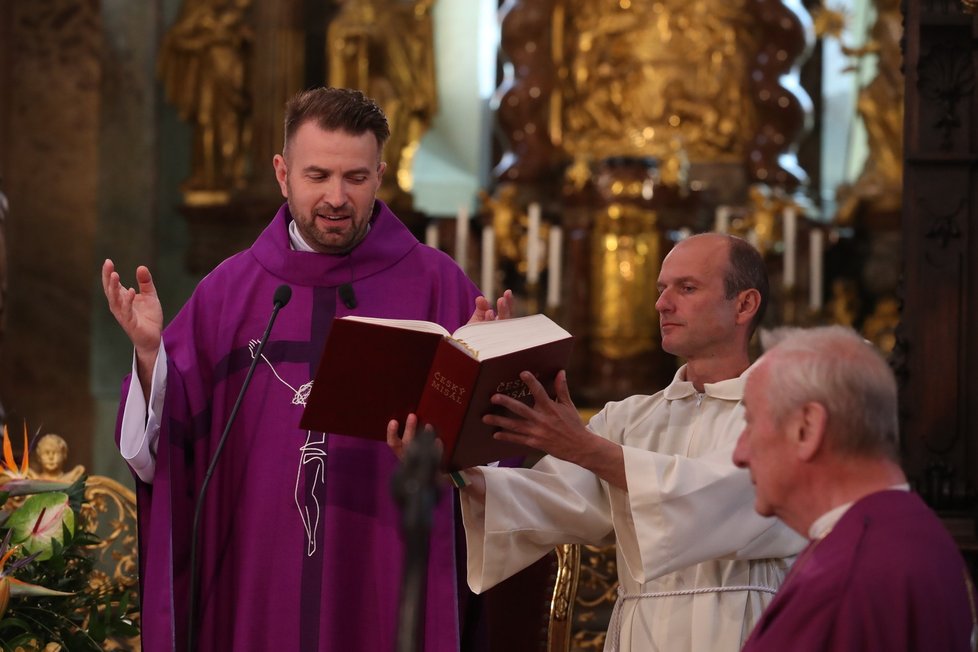 Dojemná zádušní mše za zesnulou zpěvačku Evu Pilarovou