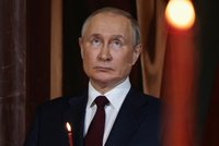 Parkinson, nebo nervozita z nezdaru? Putin si na mši kousal rty a působil slabě a nestabilně