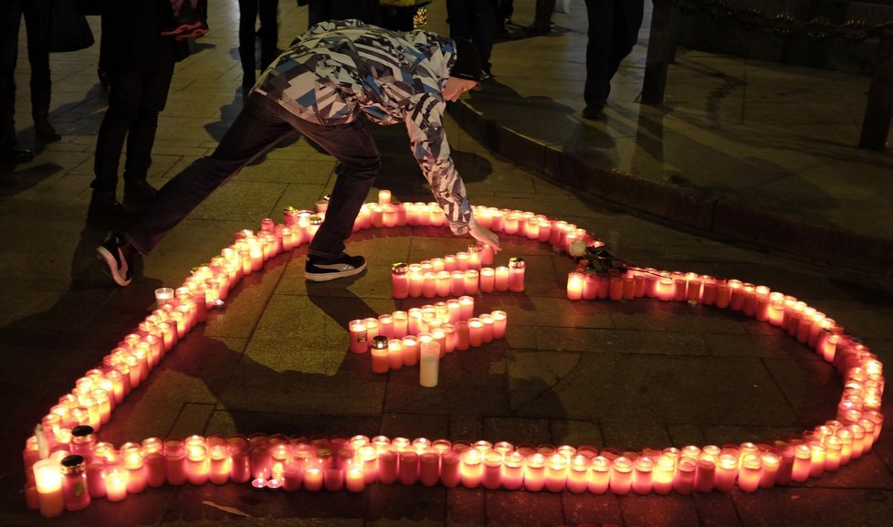 Lidé si každoročně připomínají výročí exprezidentovy smrti i srdci ze svíček.