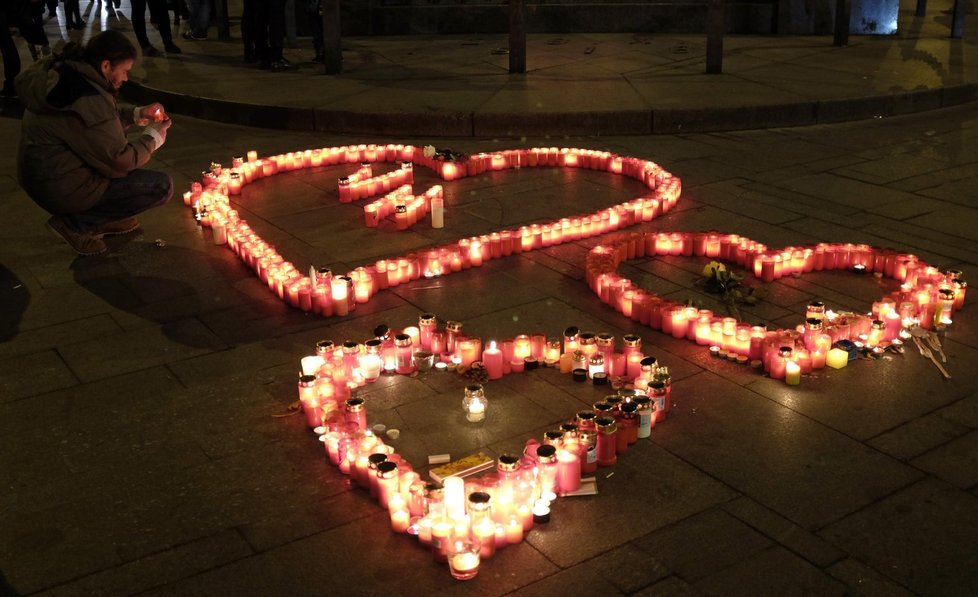 Havel byl lidmi milován. Srdce pro Václava Havla na Václavském náměstí v Praze (18. listopadu 2013)