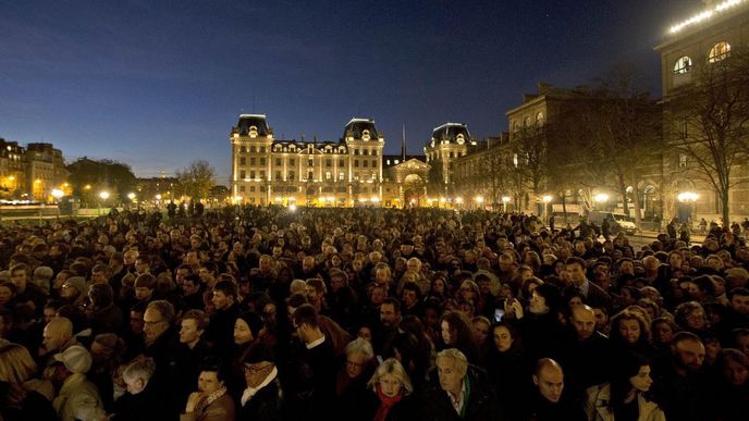 Mše za obětí pařížských útoků v katedrále Notre Dame