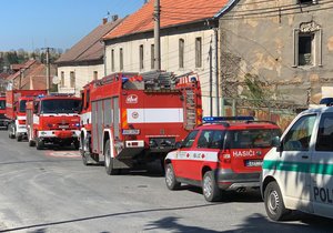 V Mšeckých Žehrovicích na Rakovnicku v neděli odpoledne zemřel muž, na kterého spadl stroj