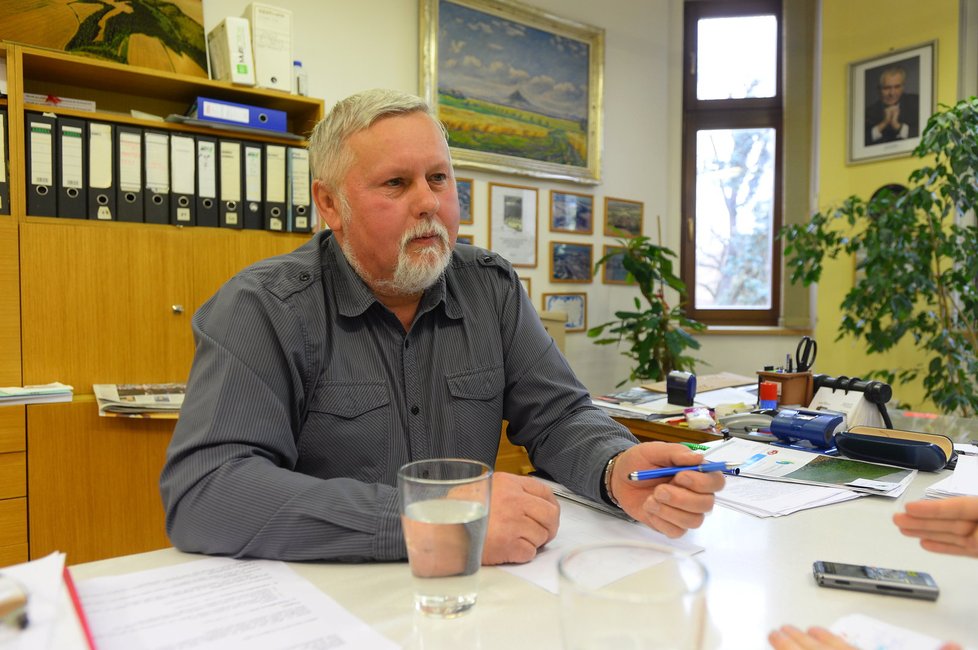 Starosta Josef Bíža prý dává zakázky firmám spřízněným s rodinnými příslušníky vedení obce.