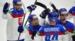 Slovenští hokejisté slaví branku Mislava Rosandiče