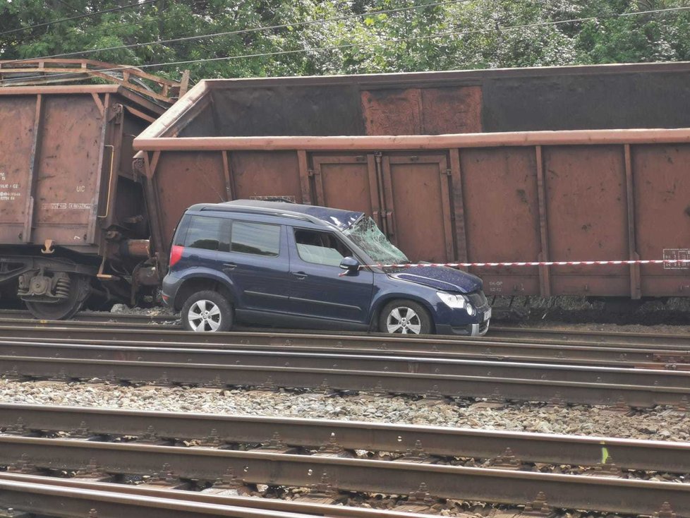 Nákladní vagony v Mstěticích se samy rozjely a smetly osobní auto.